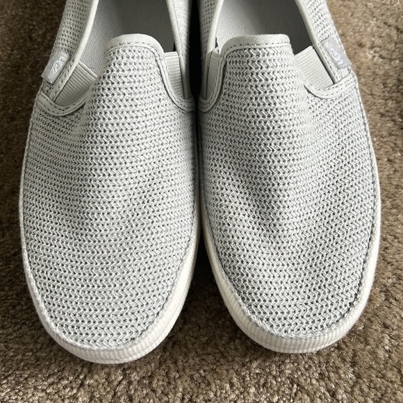 Womens UGG 7.5 Gray slip on shoes New - Picture 2 of 7